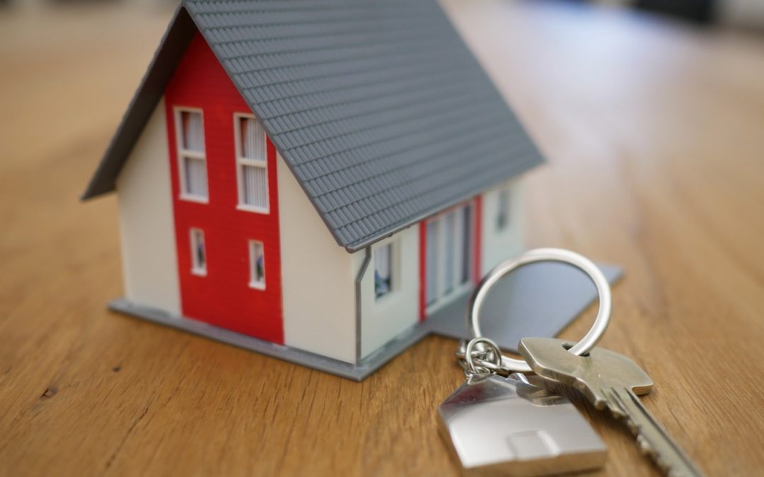 Uno de los mejores consejos para comprar una vivienda es tener a mano toda la documentación relacionada con la propiedad. No pagues por nada antes de leer toda la información sobre la vivienda.