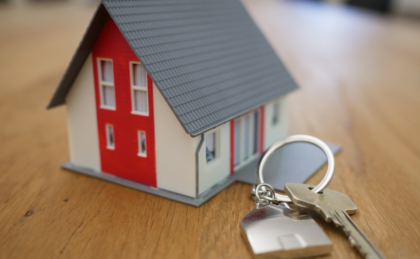 Uno de los mejores consejos para comprar una vivienda es tener a mano toda la documentación relacionada con la propiedad. No pagues por nada antes de leer toda la información sobre la vivienda.