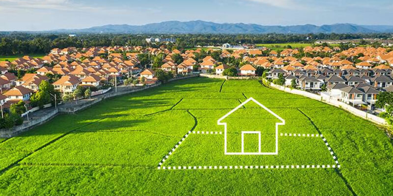 ¿Cómo comprar un terreno para construir una casa? FV Broker Inmobiliario recomienda acudir al ayuntamiento para conocer la legalidad de la parcela.
