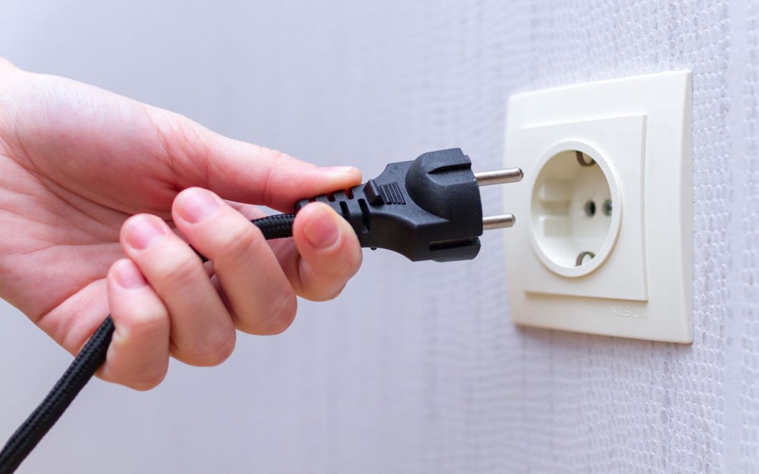 ¿Cómo pagar menos electricidad en casa? FV Broker Inmobiliario recomienda instalar placas solares.